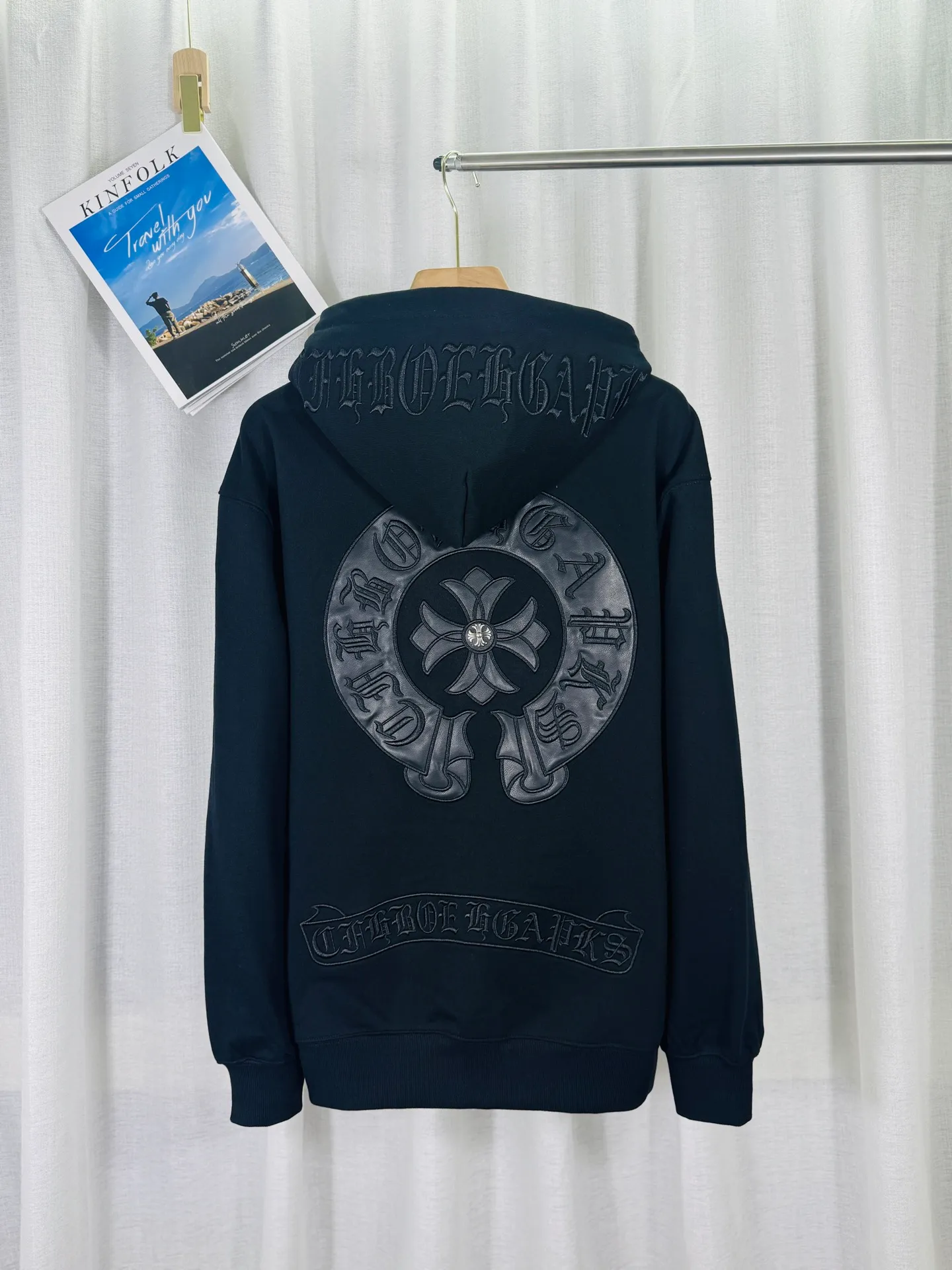 P350 top version, real shot without P, ​​different from market currency) 𝗖𝗵𝗿𝗼𝗺𝗲 𝗛𝗲𝗮𝗿𝘁𝘀/Cro Heart 2025 washed and burned flower patch embroidered autumn and winter new original single counter American patchwork 3D three-dimensional couple casual cardigan sweater 👑The highest version! Customized fabric 480g tripe terry fabric! American acid-washed and distressed original fabric, laser burning + patch embroidery, exquisite embroidery of letters! The best-selling model in the counter, very comfortable to wear. Accessories: original molded and authenticated collar label➕100% silk wash label. Genuine purchase-grade original hangtag➕matching hanging rope➕3D hanging beads➕original packaging bag. Craftsmanship: The original version has consistent wiring! The highest version of the armhole matching technique! Color: Black Size: S M L XL Style: 25-350